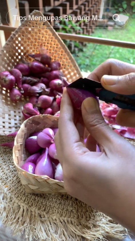 Tanpa direndam air, ini trik cepat mengupas bawang merah tanpa bikin mata perih
