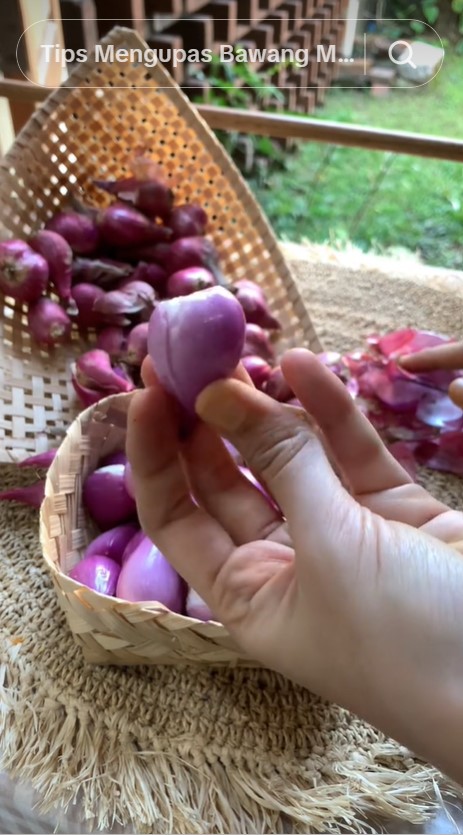 Tanpa direndam air, ini trik cepat mengupas bawang merah tanpa bikin mata perih