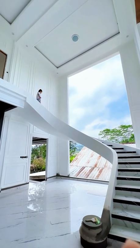 potret wanita pamer rumah mewah © TikTok