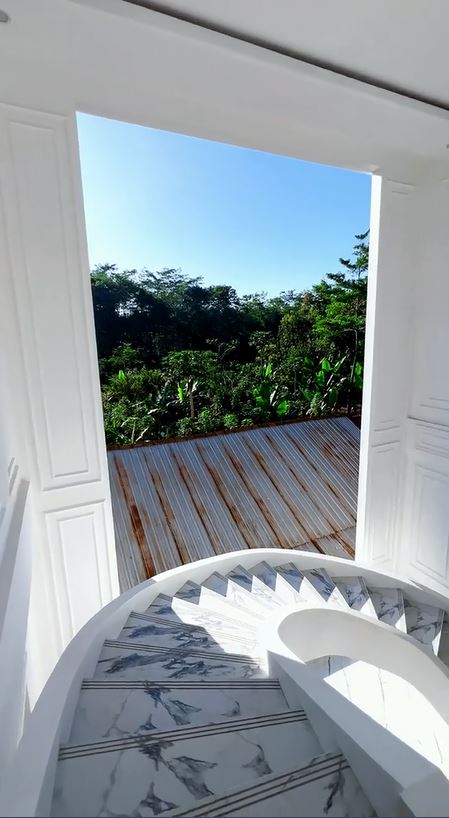 potret wanita pamer rumah mewah © TikTok