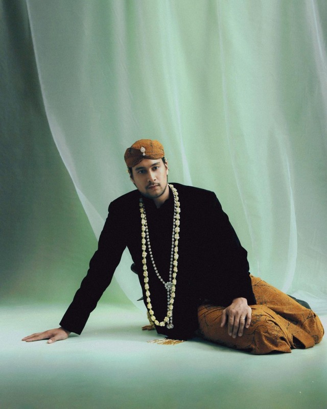 aktor blasteran pakai busana Jawa © berbagai sumber