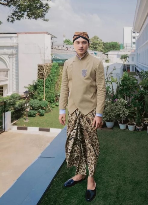 Pesona 9 aktor blasteran pakai busana Jawa, penampilan Nicholas Saputra layaknya royal prince