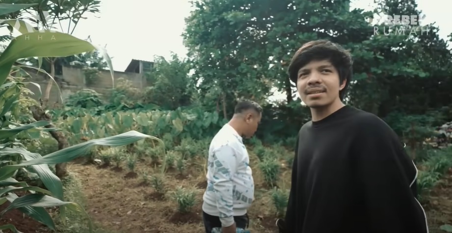 Komedian jadi petani punya rumah mewah © YouTube Komedian jadi petani punya rumah mewah © YouTube