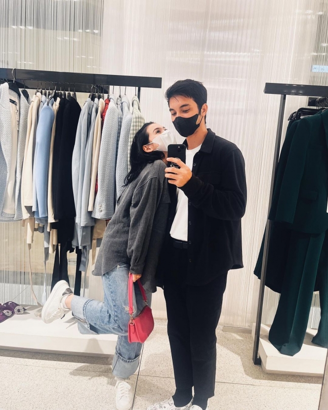 gaya pacaran Sandrinna dan Junior Roberts © Instagram