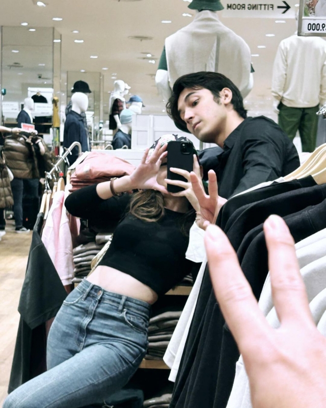 gaya pacaran Sandrinna dan Junior Roberts © Instagram