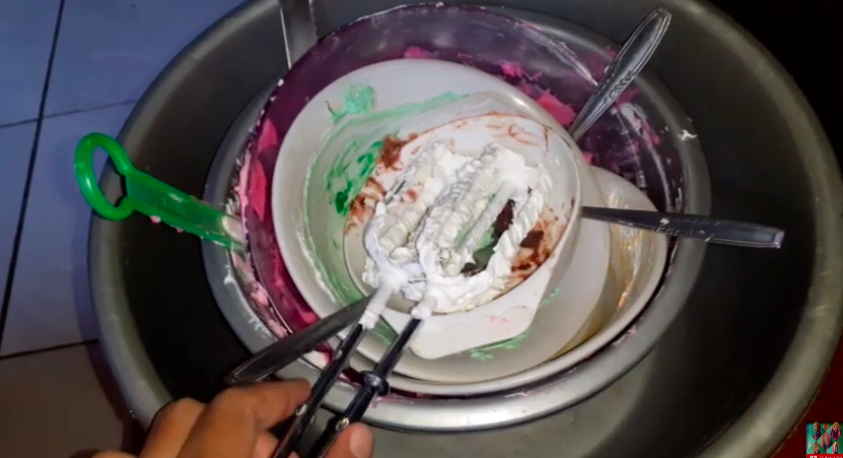 Cuma hitungan detik, begini trik bersihkan alat baking bekas buttercream agar kesat lagi