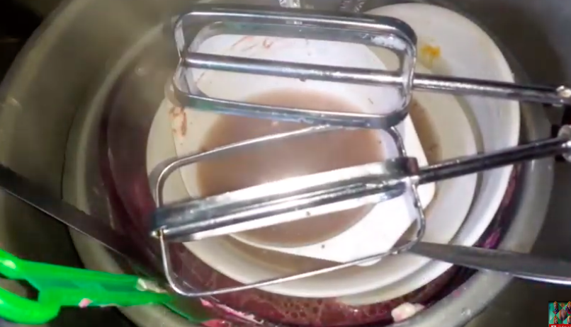 Cuma hitungan detik, begini trik bersihkan alat baking bekas buttercream agar kesat lagi