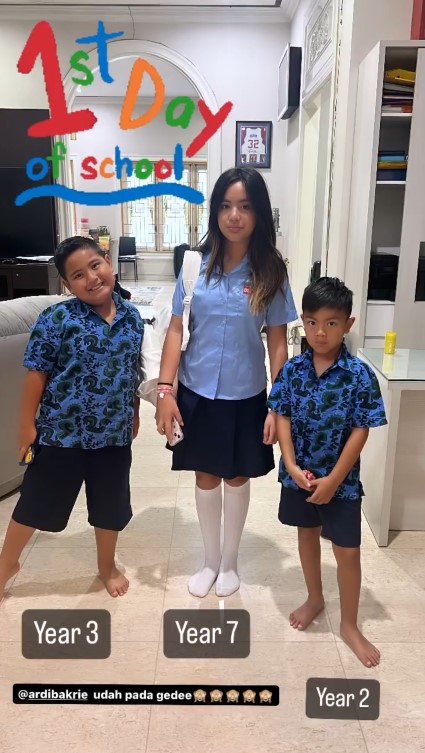 Momen Mikhayla perdana pakai seragam SMP, gayanya disebut plek ketiplek Nia Ramadhani saat muda