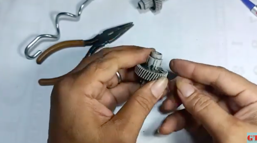 Bermodal alat tulis, ini cara mudah perbaiki stick mixer yang sering lepas