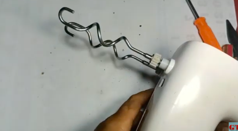 Bermodal alat tulis, ini cara mudah perbaiki stick mixer yang sering lepas