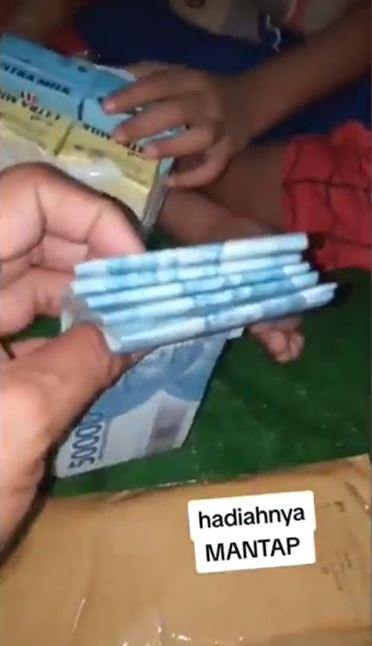 Momen ayah buka hadiah lomba makan kerupuk TikTok Momen ayah buka hadiah lomba makan kerupuk TikTok