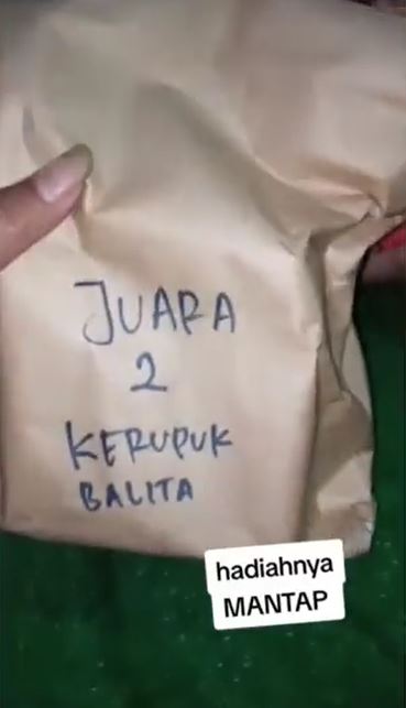 Momen ayah buka hadiah lomba makan kerupuk TikTok Momen ayah buka hadiah lomba makan kerupuk TikTok