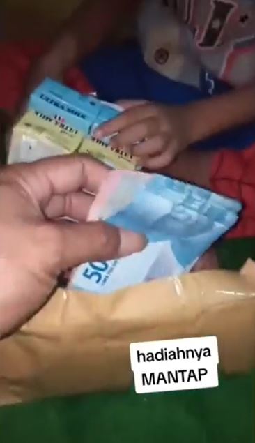 Momen ayah buka hadiah lomba makan kerupuk TikTok Momen ayah buka hadiah lomba makan kerupuk TikTok