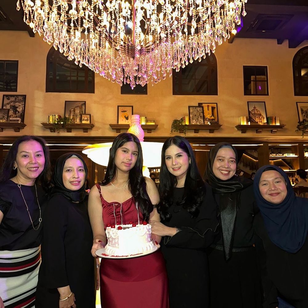8 Momen birthday dinner Almira Yudhoyono bareng teman dekat, pesonanya anggun pakai dress