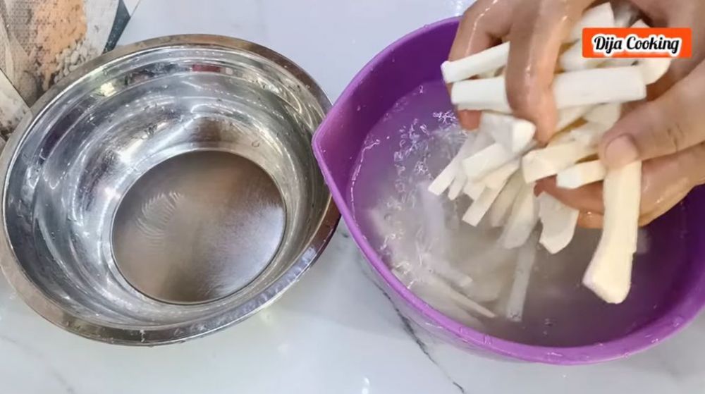 Tak perlu direndam air es, ini trik bikin singkong goreng lebih gurih dan renyah