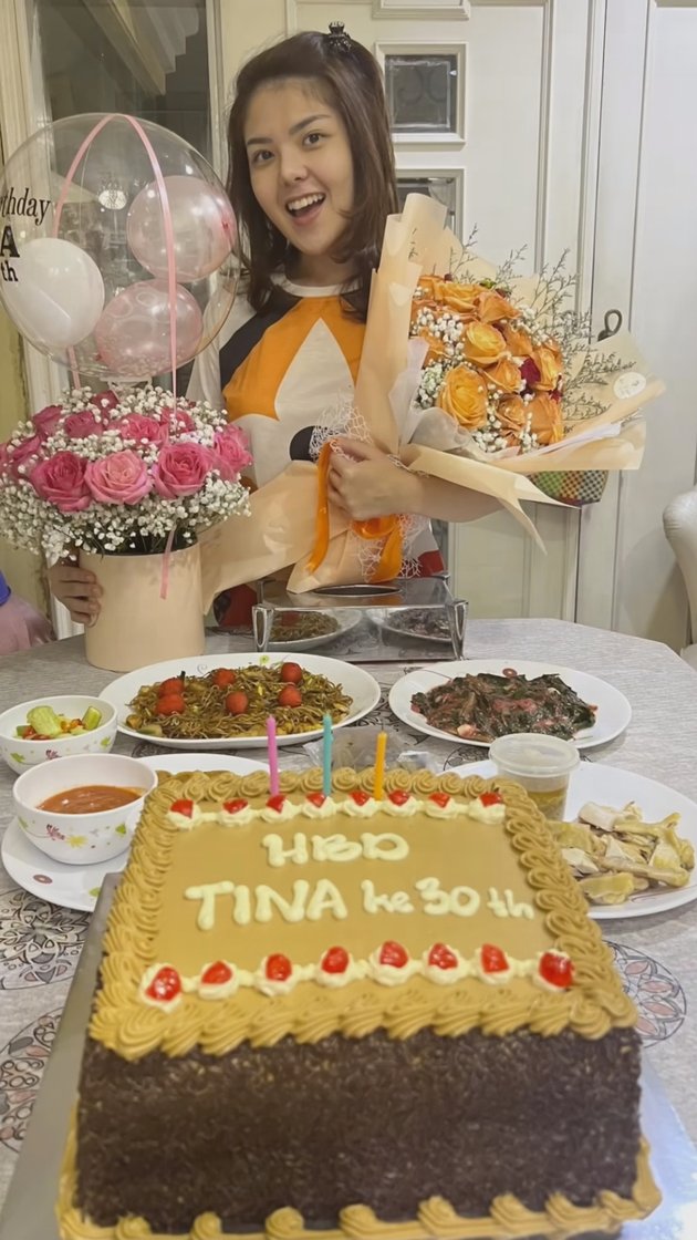 Tina Toon rayakan ulang tahun ke-30 © Instagram Tina Toon rayakan ulang tahun ke-30 © Instagram