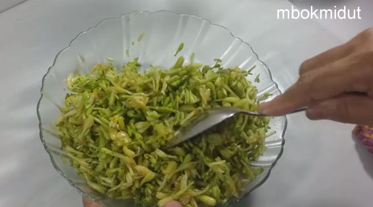 Trik mudah mengolah bunga pepaya agar rasa pahitnya berkurang, cuma pakai 2 bahan dapur