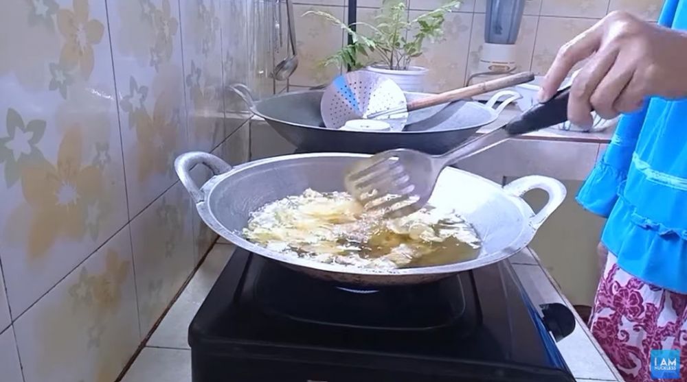 Tak perlu direndam air kapur sirih, ini cara menggoreng keripik pisang agar tidak lengket dan menempel