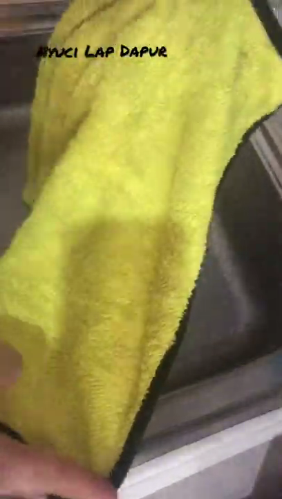 Tanpa perlu dikucek, ini cara praktis bersihkan lap dapur dari noda minyak