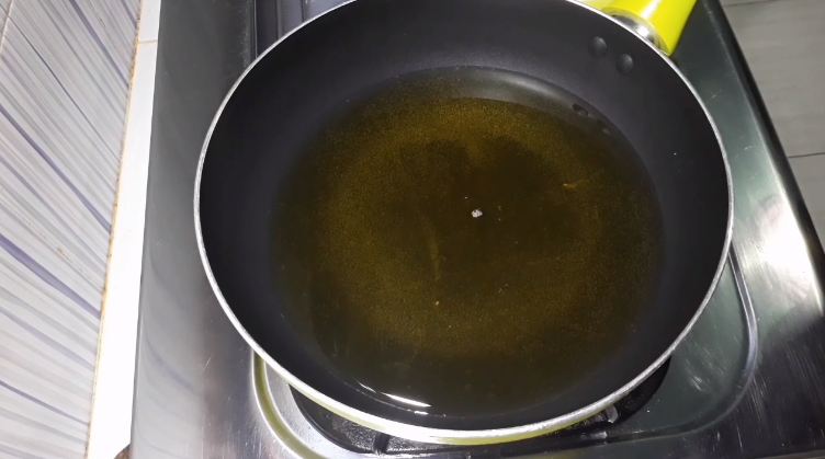 Tanpa direbus atau dikukus dulu, ini cara praktis bikin singkong goreng makin mekar dan renyah