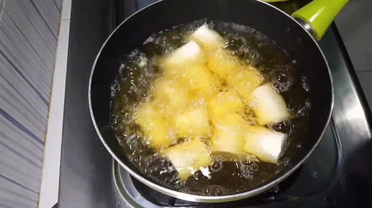 Tanpa direbus atau dikukus dulu, ini cara praktis bikin singkong goreng makin mekar dan renyah