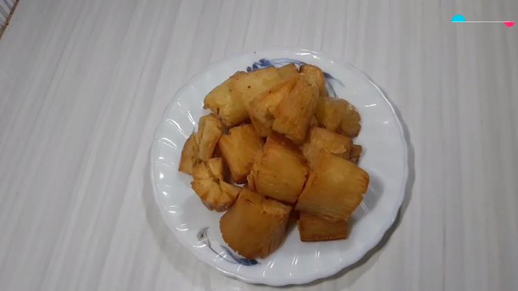 Tanpa direbus atau dikukus dulu, ini cara praktis bikin singkong goreng makin mekar dan renyah