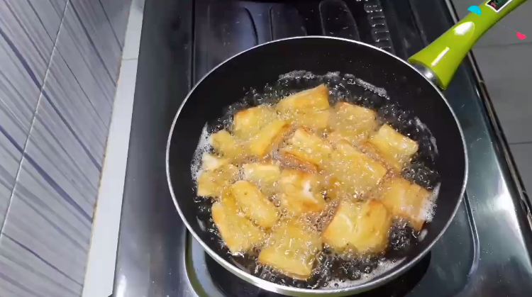 Tanpa direbus atau dikukus dulu, ini cara praktis bikin singkong goreng makin mekar dan renyah