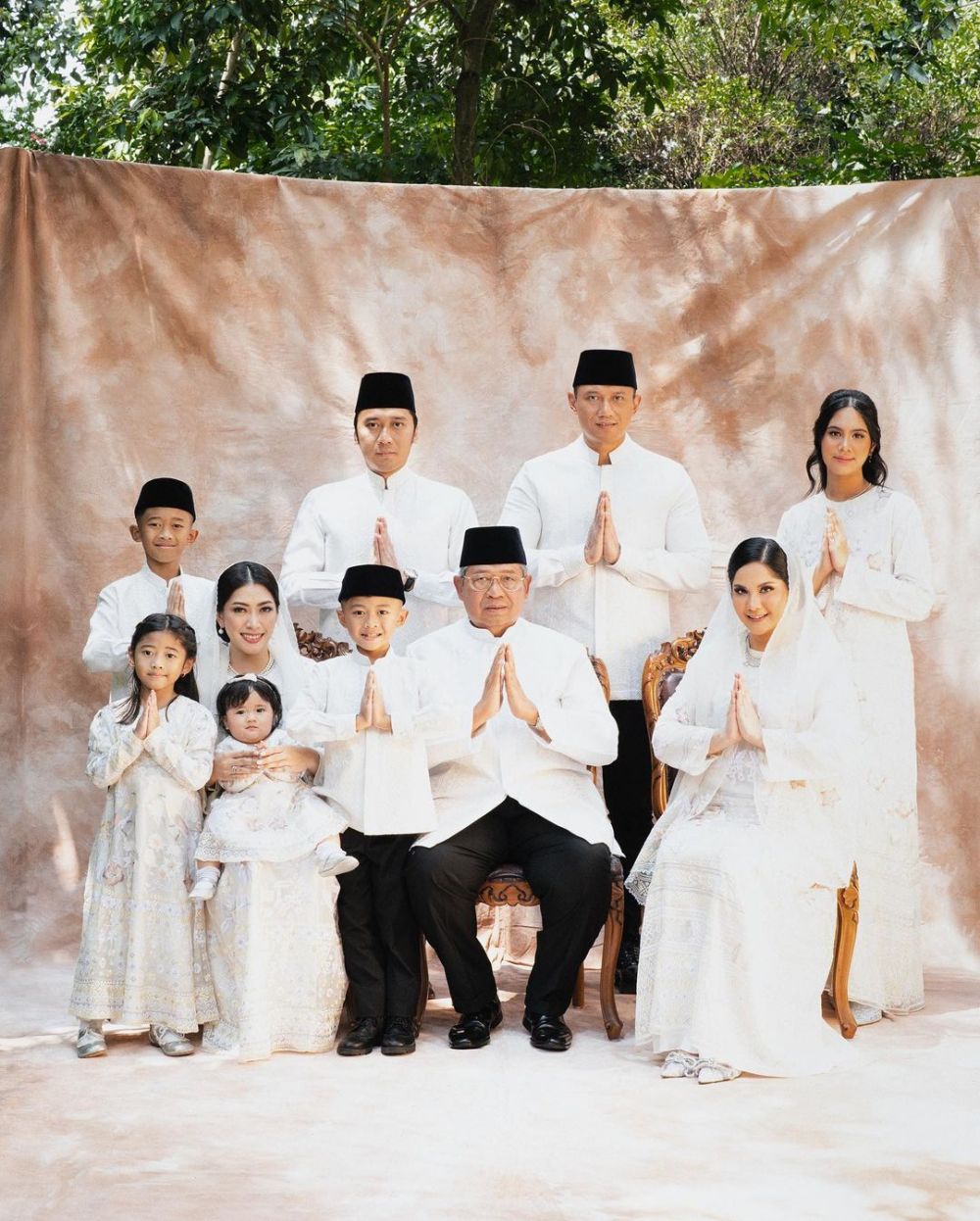 Biasa tampil tomboi tanpa makeup, 9 potret Almira Yudhoyono saat pakai dress ini bikin terpana