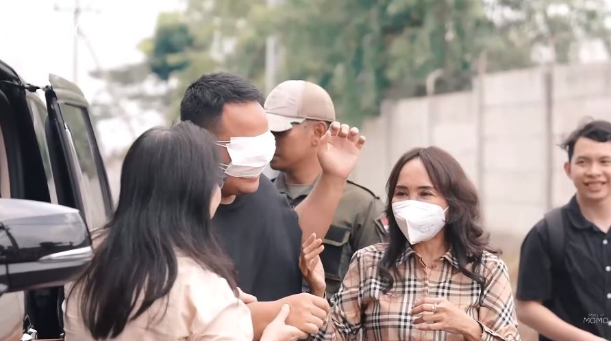 kemeriahan ultah momo geisha © berbagai sumber kemeriahan ultah momo geisha © berbagai sumber