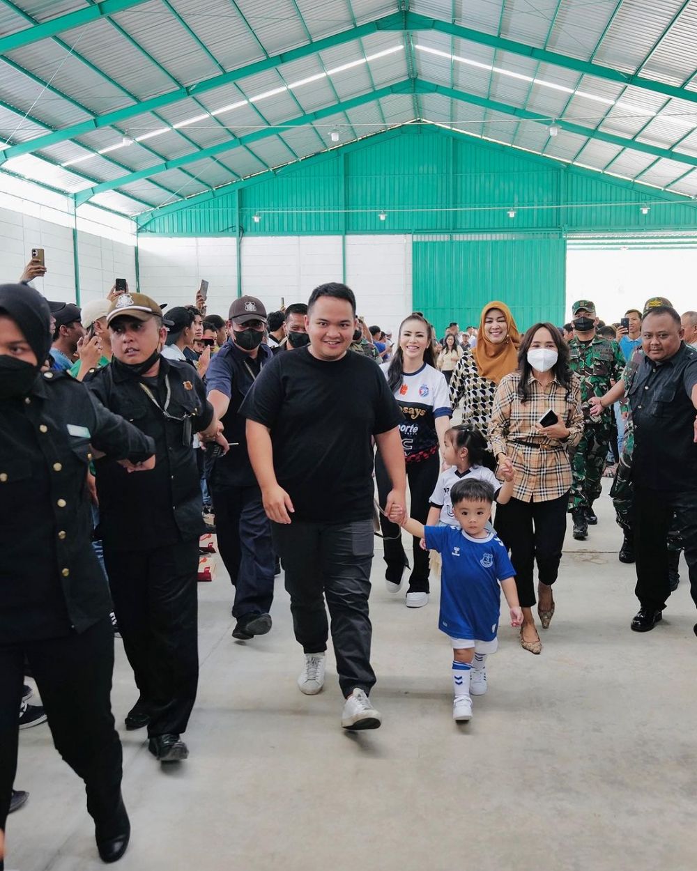 kemeriahan ultah momo geisha © berbagai sumber kemeriahan ultah momo geisha © berbagai sumber