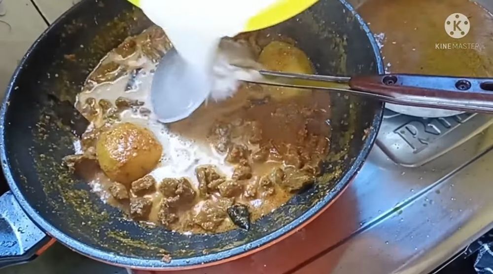 Jangan cuma ditambah kentang, begini trik mengatasi rendang yang keasinan pakai 2 bahan dapur