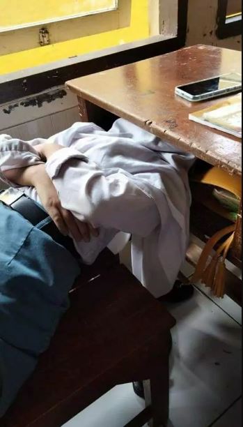 kelakuan murid dalam kelas saat jam pelajaran kosong Berbagai sumber