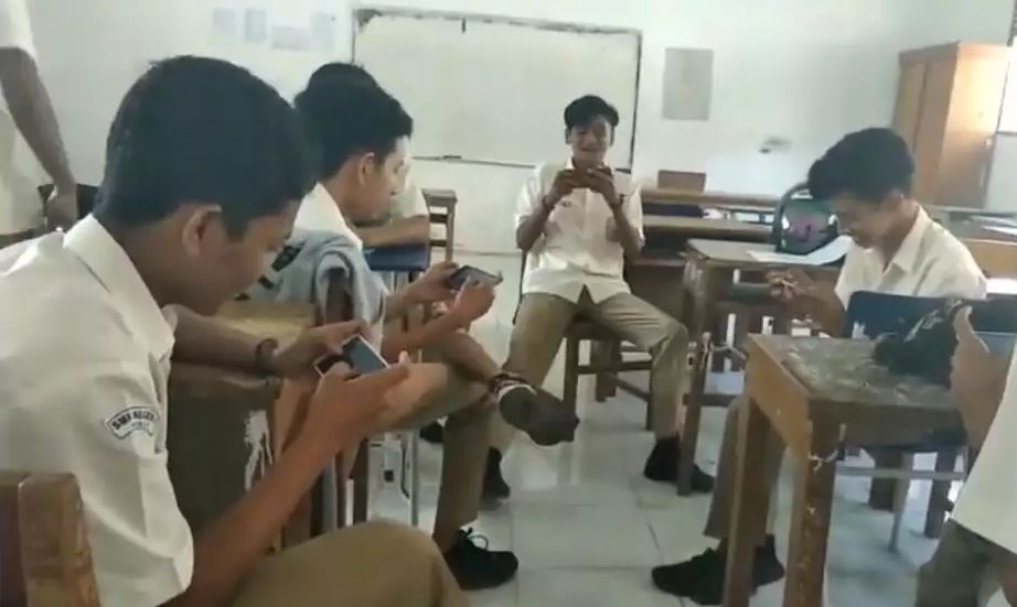 kelakuan murid dalam kelas saat jam pelajaran kosong Berbagai sumber