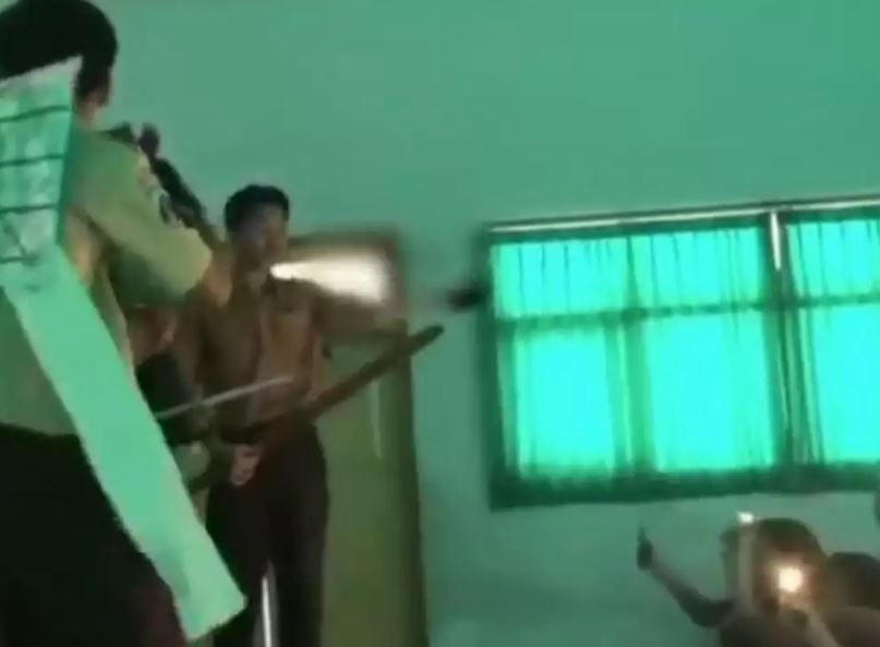 kelakuan murid dalam kelas saat jam pelajaran kosong Berbagai sumber