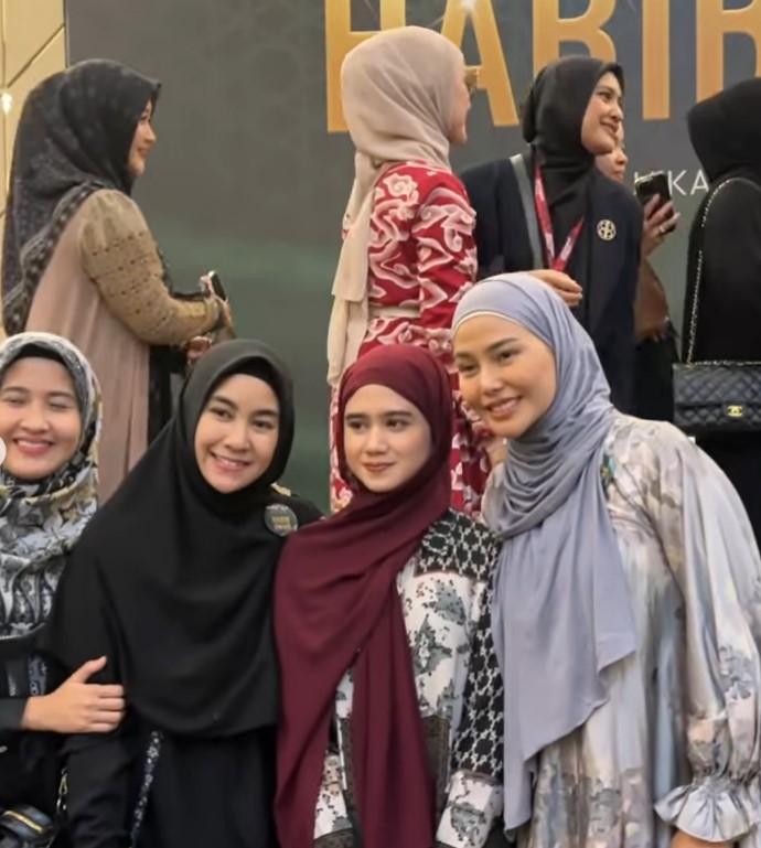 potret seleb hadiri kajian bersama habib umar © berbagai sumber