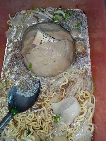 Potret kocak hadiah dalam bungkus jajanan Berbagai sumber Potret kocak hadiah dalam bungkus jajanan Berbagai sumber