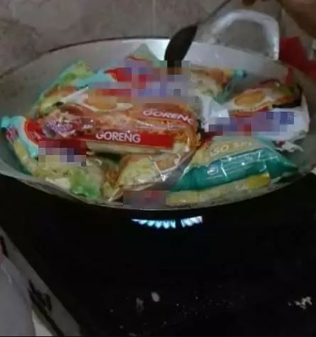 Cara nyeleneh saat masak mi instan Berbagai sumber