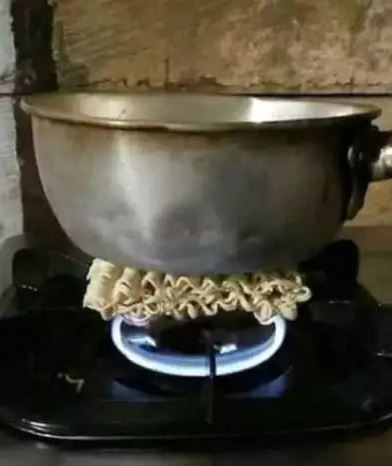 Cara nyeleneh saat masak mi instan Berbagai sumber