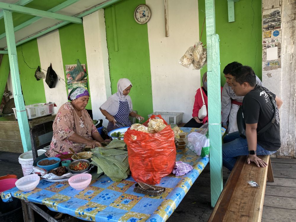 Mencicipi pedas dan segarnya Rujak Mak Tas, kuliner khas pantura yang murah meriah