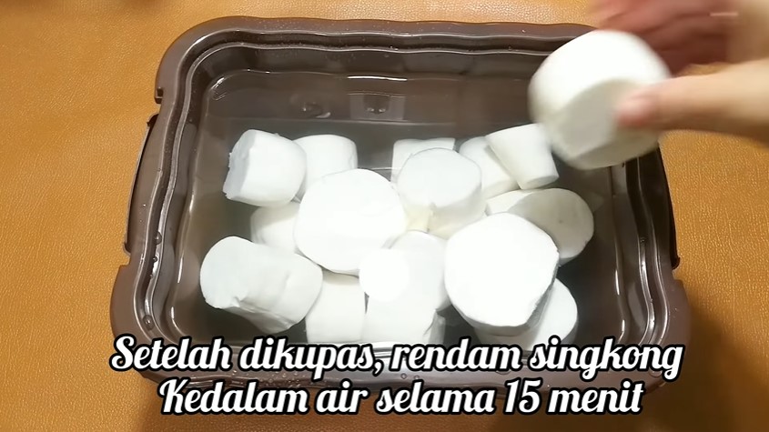 Tak perlu direbus dulu, ini trik menggoreng singkong keju agar lebih merekah, empuk, dan bumbu meresap