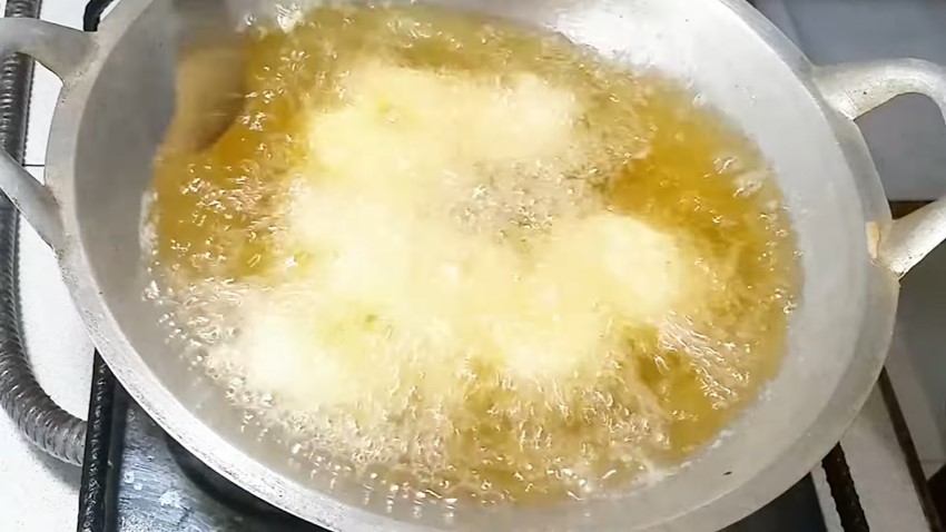 Tak perlu direbus dulu, ini trik menggoreng singkong keju agar lebih merekah, empuk, dan bumbu meresap