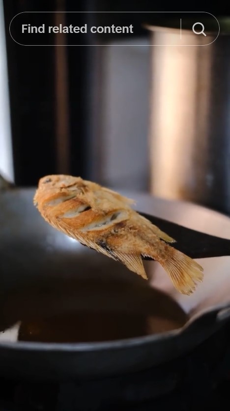 Tanpa bahan tambahan, begini trik menggoreng ikan agar tidak hancur dan lengket di wajan