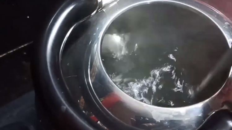 Bukan pakai baking soda, ini cara mudah bersihkan teko siul baru agar tak mudah berkarat