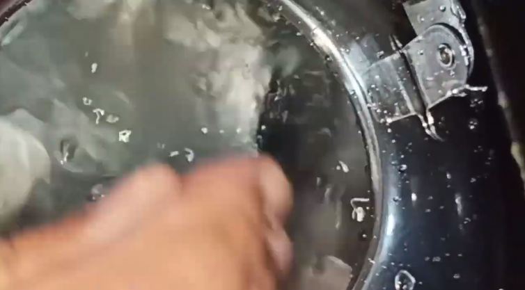 Bukan pakai baking soda, ini cara mudah bersihkan teko siul baru agar tak mudah berkarat