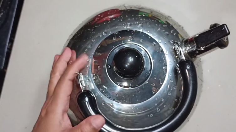 Bukan pakai baking soda, ini cara mudah bersihkan teko siul baru agar tak mudah berkarat