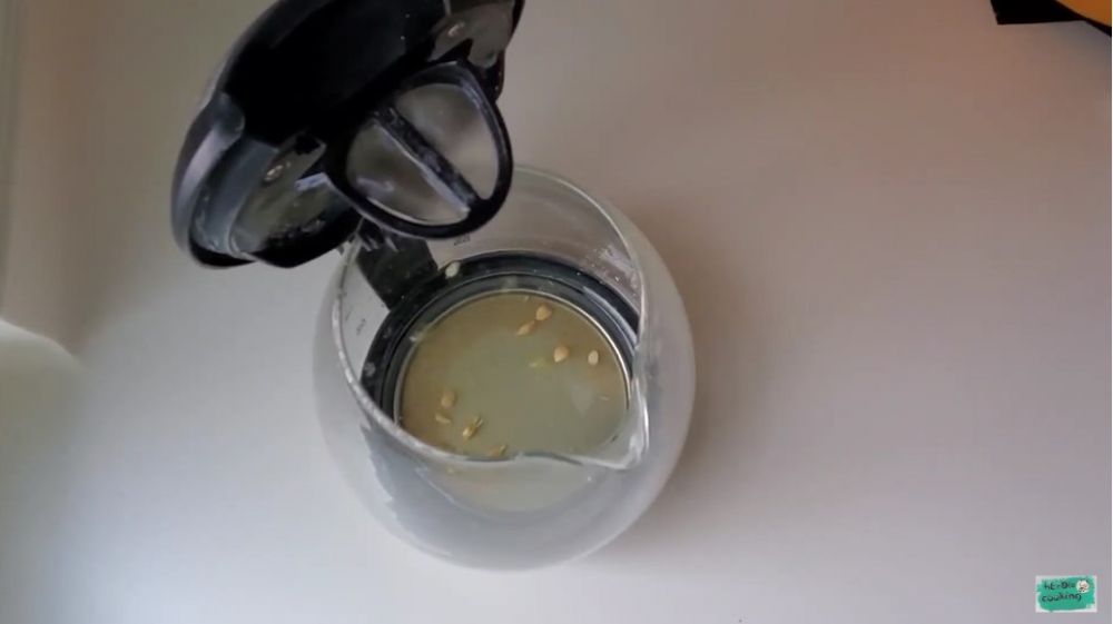 Tanpa digosok atau direbus, ini trik bersihkan kerak air di bagian dalam teko pakai 1 bahan dapur