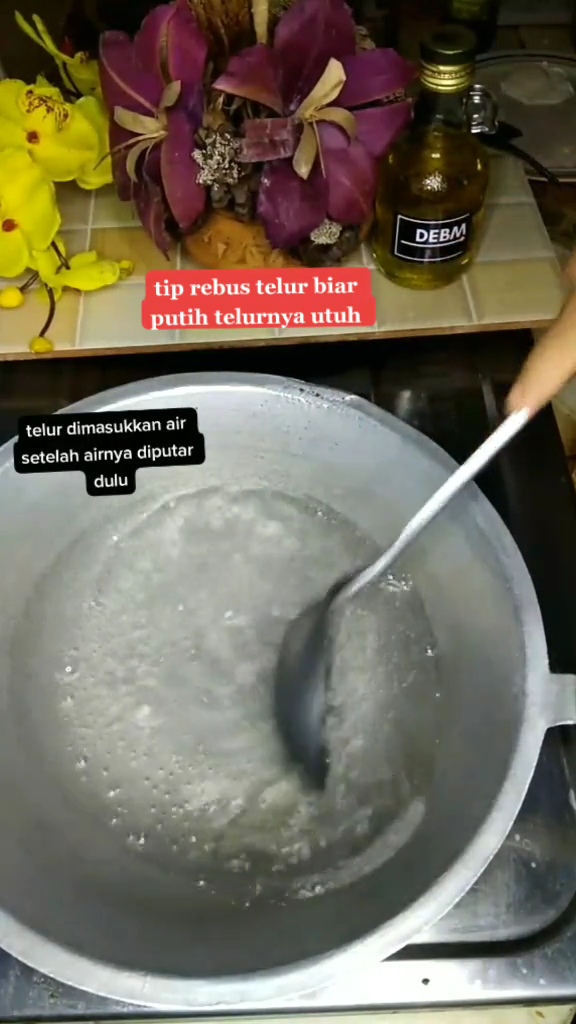 Tak pakai cetakan, ini trik merebus telur tanpa cangkang agar tidak berbusa dan putihnya tetap utuh