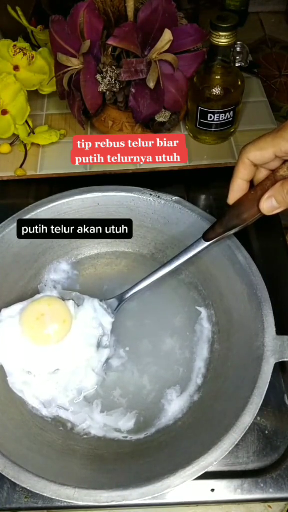 Tak pakai cetakan, ini trik merebus telur tanpa cangkang agar tidak berbusa dan putihnya tetap utuh