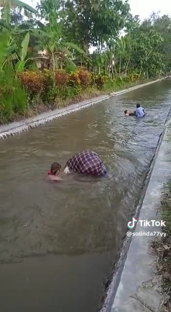 Trik bikin pelampung dari sarung © TikTok Trik bikin pelampung dari sarung © TikTok