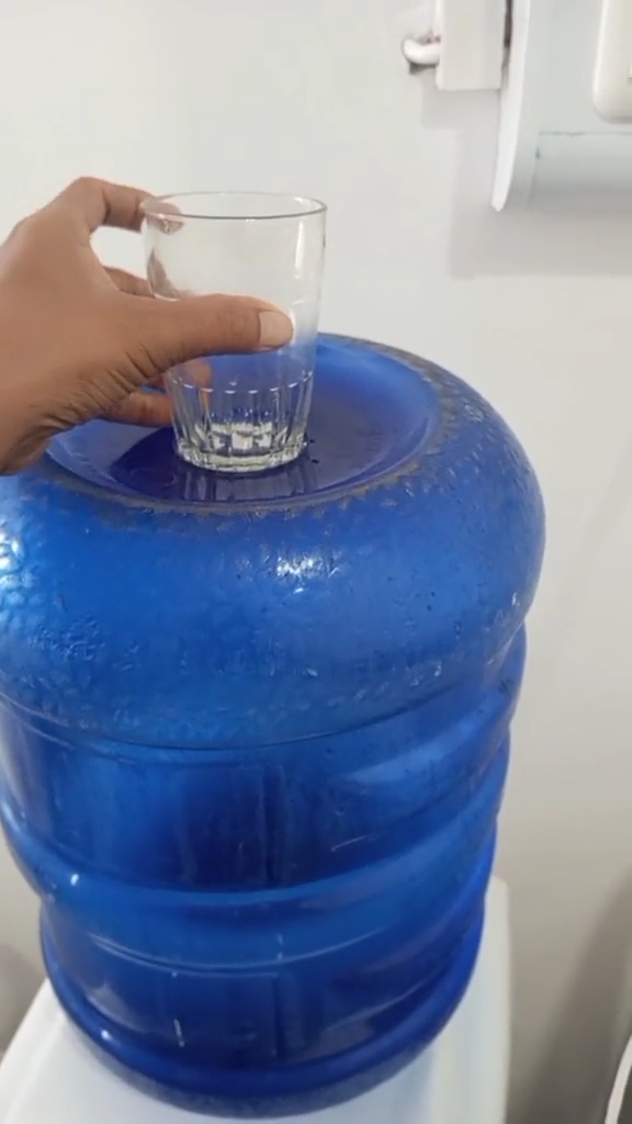 Aksi warganet tunjukkan fungsi lain cekungan galon ini kreatif banget, jarang ada yang tahu